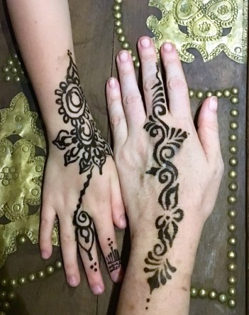 Henna hands